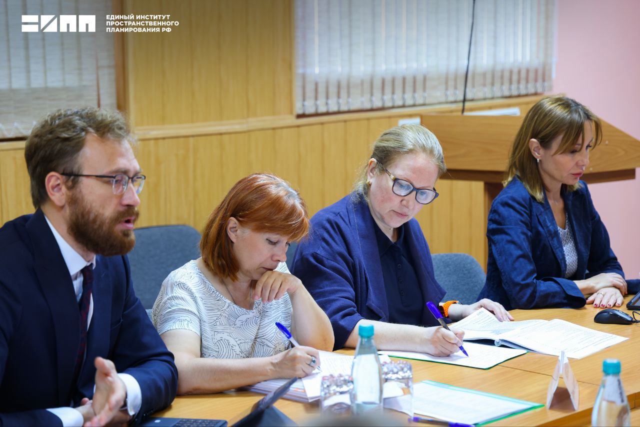 Директор ЕИПП РФ Дина Саттарова и зампред Правительства ЛНР Елена Костенко обсудили перспективы развития Перевальского муниципального округа - фото 1