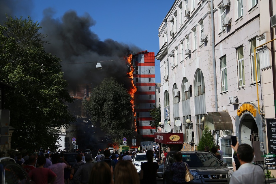 Очевидцы рассказали о детях, выпрыгивавших из окон горящего здания в Ростове - фото 2