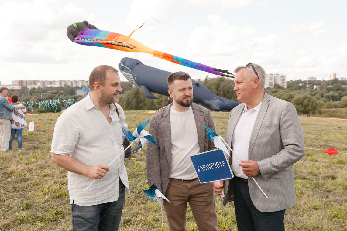 Ветропарк из более чем 5 000 бумажных флюгеров создали участники фестиваля воздушных змеев «Пестрое небо» в парке «Царицыно» - фото 5