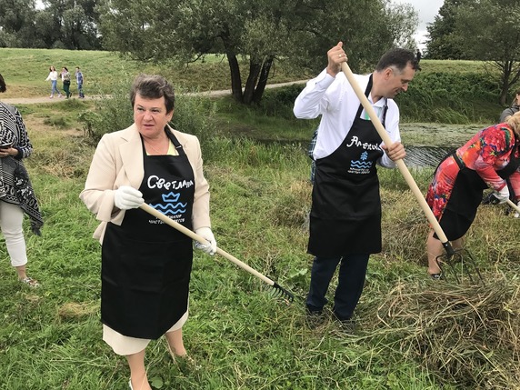 Глава Минприроды принял участие в уборке территории возле церкви Покрова на Нерли - фото 2