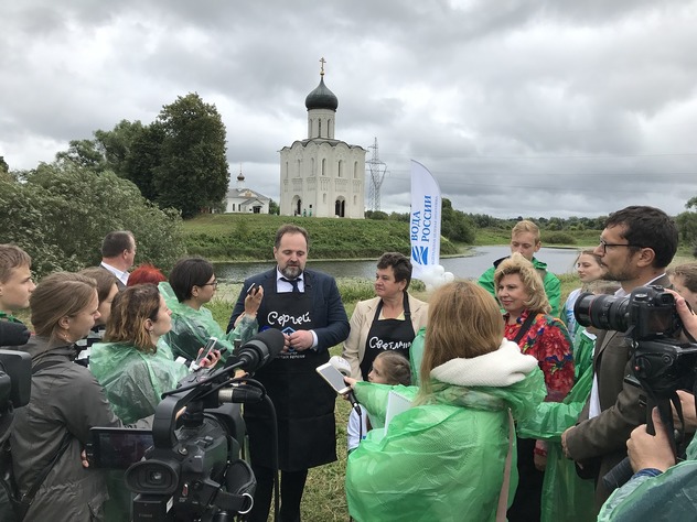 Глава Минприроды принял участие в уборке территории возле церкви Покрова на Нерли - фото 5