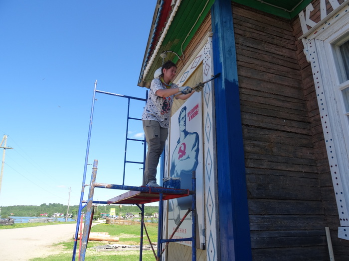 «Ощущение, что приехали в деревню к родственникам»: волонтёры помогли жителям Усть-Почи установить новый туробъект - фото 2