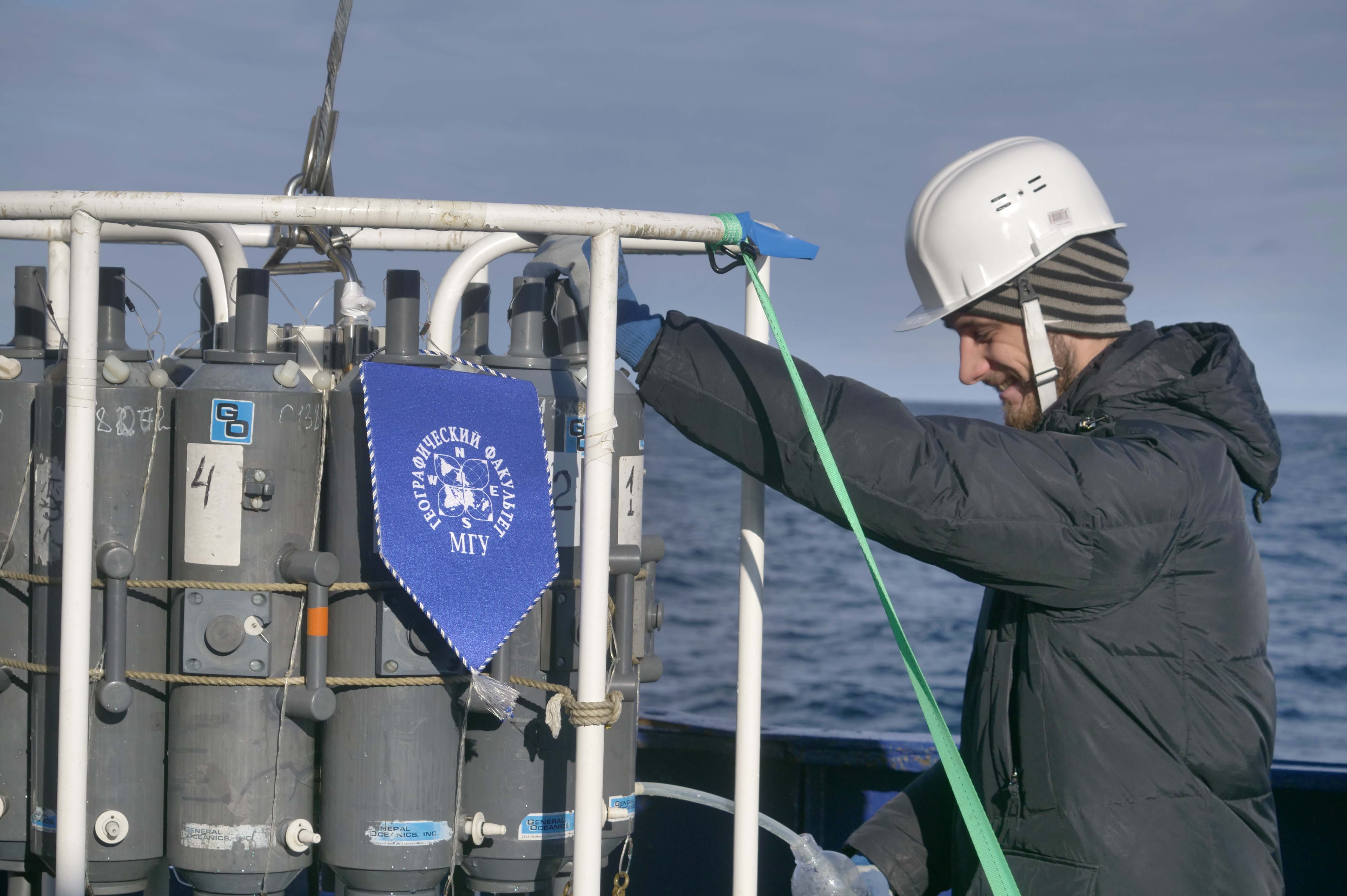 Более 1000 проб воды, донных отложений и воздуха отберут ученые МГУ во время мониторинга окружающей среды в акваториях Баренцева, Карского и Охотского морей - фото 3