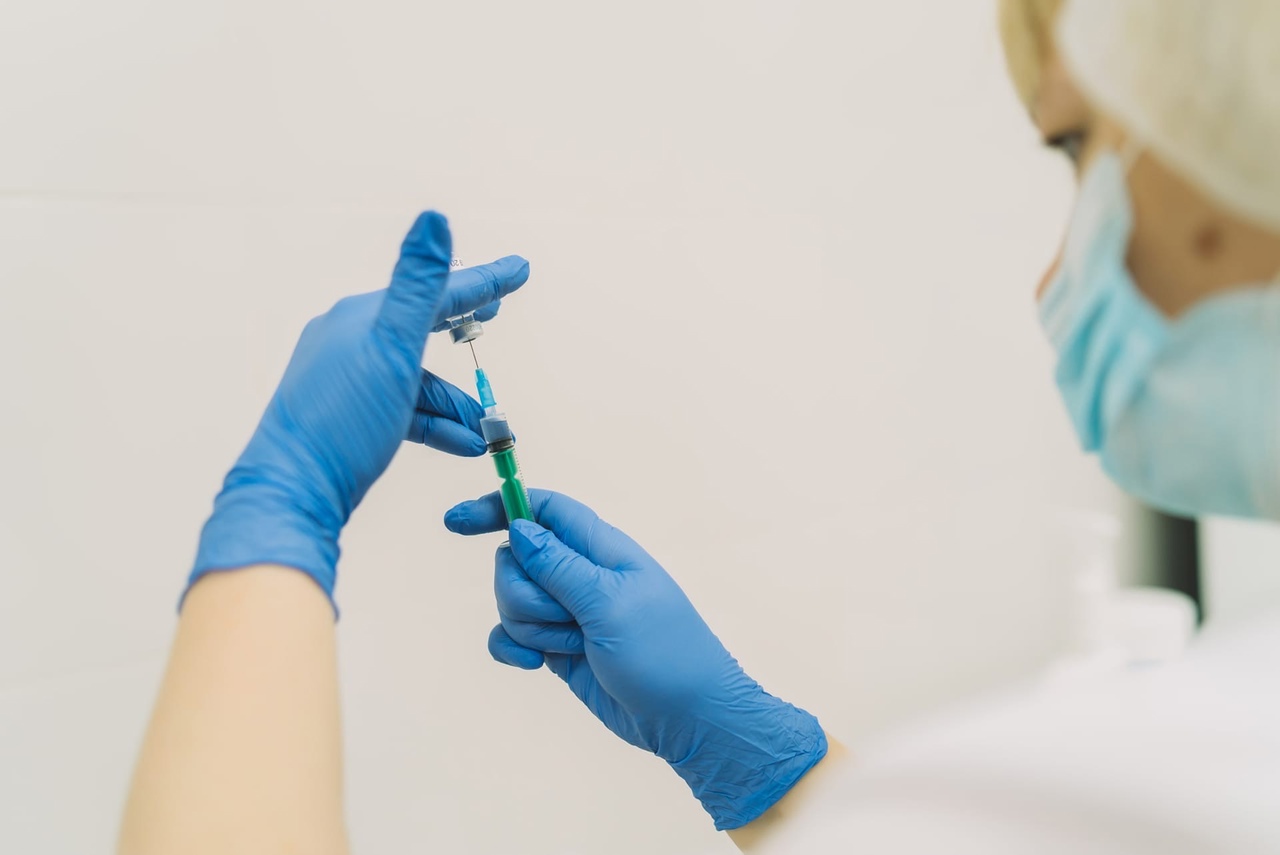 Минздрав России разрешил одновременную вакцинацию от covid-19 и гриппа - фото 1