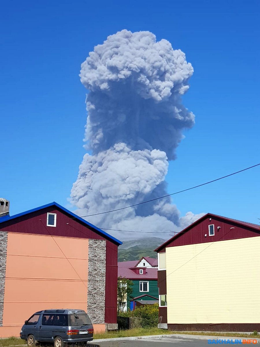 В Северо-Курильске сотряслись дома от активности вулкана Эбеко - фото 1