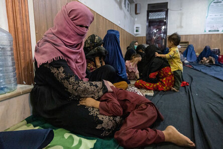 Мужчины в Афганистане больше не доверяют женщинам вопрос выбора одежды - фото 3