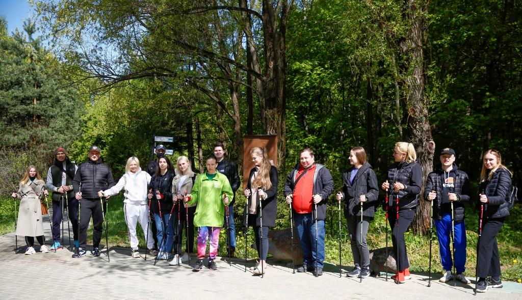 Скороходы природы: более 270 человек присоединились к скандинавской ходьбе - фото 3