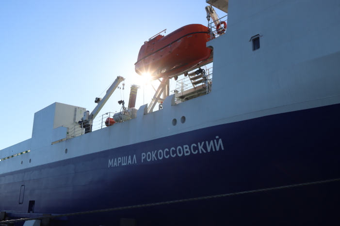 На первом в стране двухтопливном пароме в порту Усть-Луга подняли российский флаг - фото 3