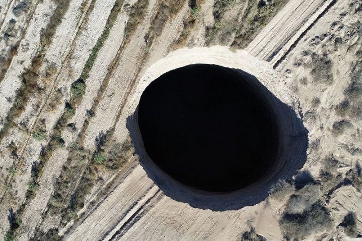 В Чили образовалась огромная дыра в земле - фото 3