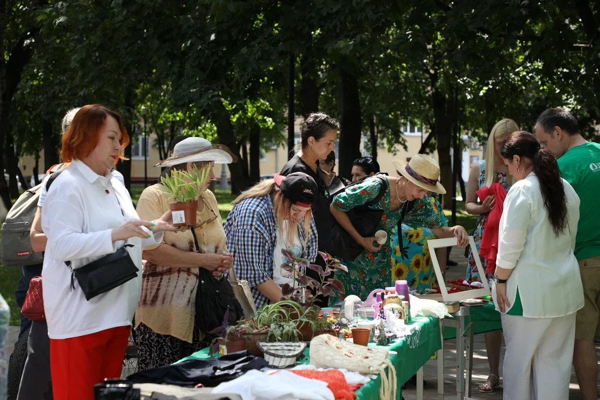 На «интерьерную» «Зелёную субботу» москвичи принесли винтажную посуду, индийские статуэтки и редкие кактусы - фото 3