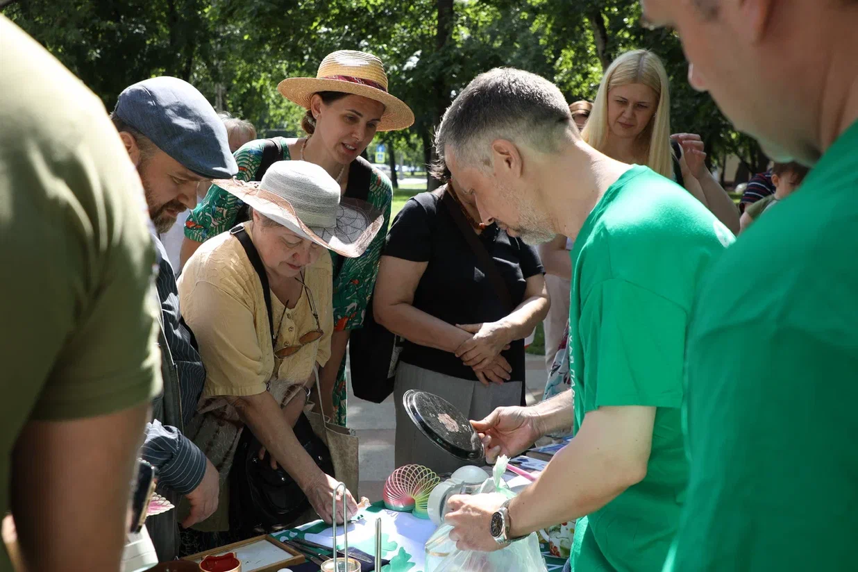 На «интерьерную» «Зелёную субботу» москвичи принесли винтажную посуду, индийские статуэтки и редкие кактусы - фото 2