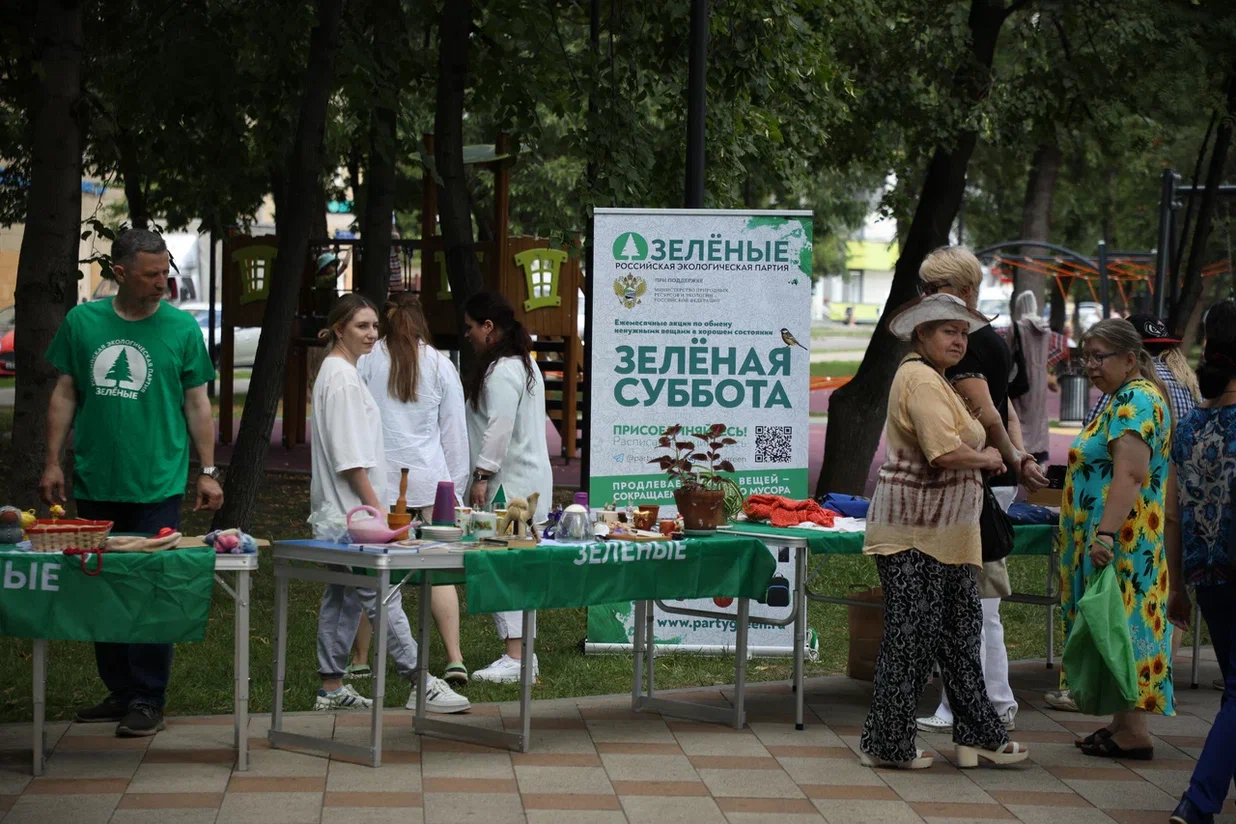 На «интерьерную» «Зелёную субботу» москвичи принесли винтажную посуду, индийские статуэтки и редкие кактусы - фото 1