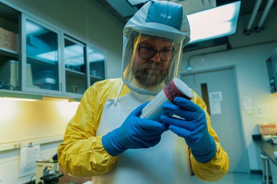 Глава комиссии Lancet Сакс признался, что коронавирус создали в лаборатории  - фото 1