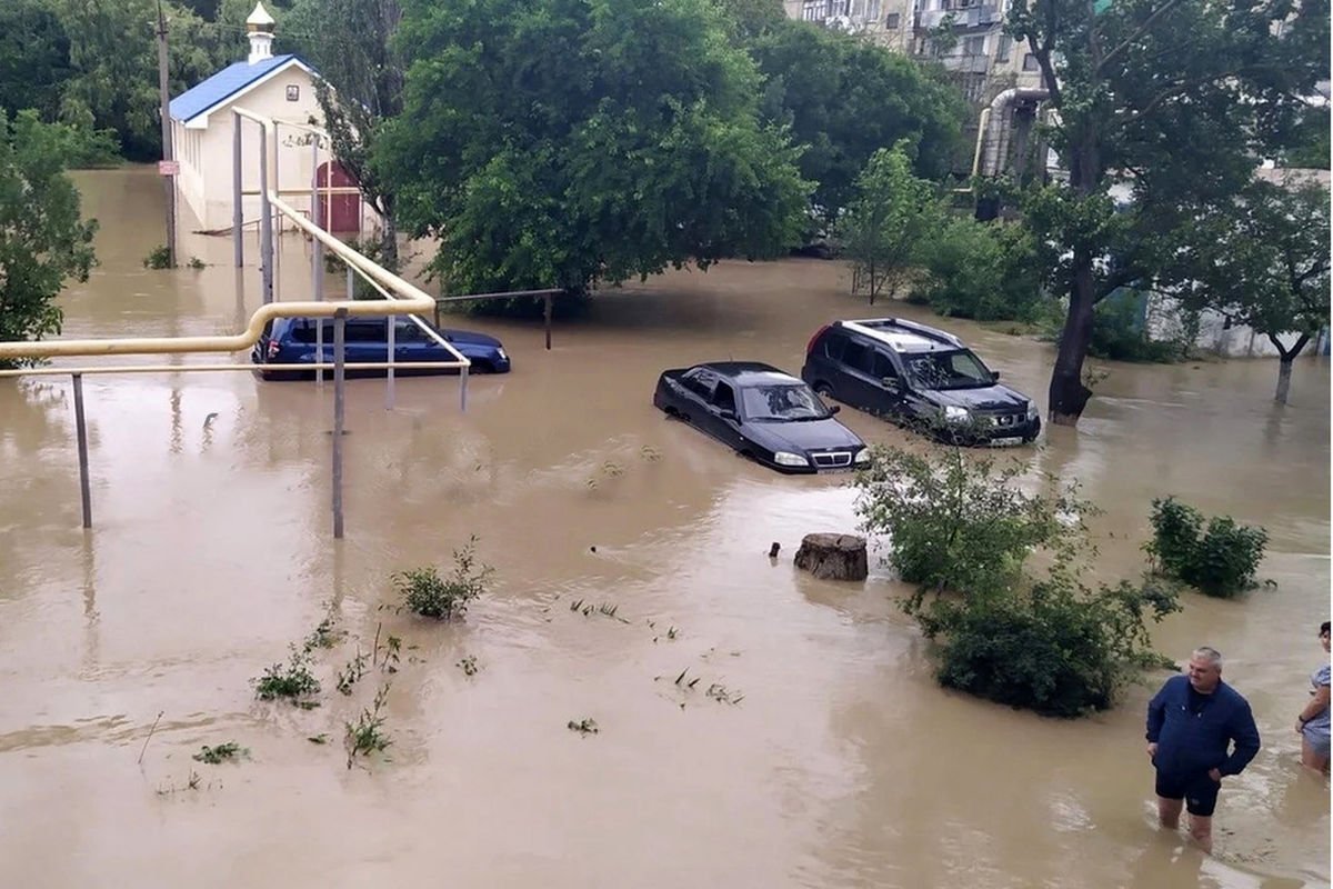 В Керчи идет эвакуация населения из подтопленных ливнями районов                       - фото 1