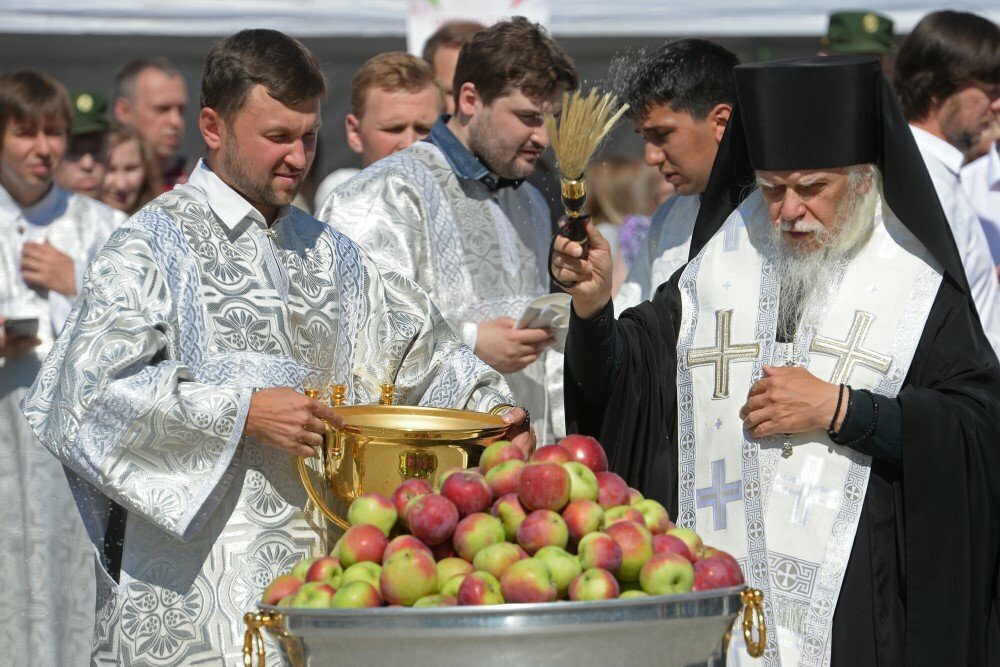 Дата 19 августа. Яблочный спас. Освящение плодов на Преображение. Яблочный спас в церкви. Празднование праздничного яблочного Спаса в церкви.