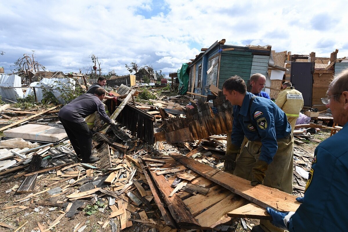 По Тверской области прошел торнадо. Пострадали не только строения, но и люди - фото 6