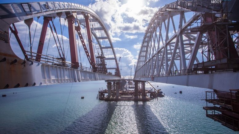 Крым соединиться с Россией автомобильной частью моста уже в декабре - фото 1