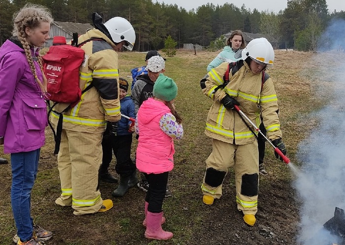 Делать то, что полезно людям: ученики школьных лесничеств Парка познакомились с работой столяров и пожарных - фото 2