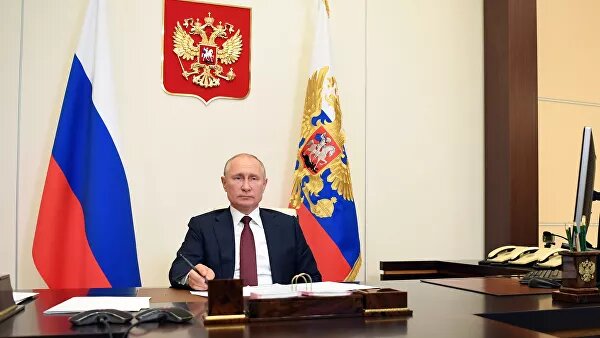  Президент России Владимир Путин бросил на стол ручку во время совещания по борьбе с паводками и пожарами - фото 1