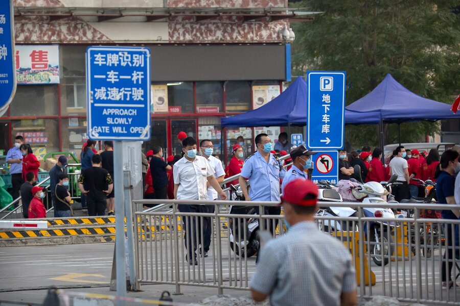 В Пекине введено военное положение из-за новой волны коронавируса - фото 1