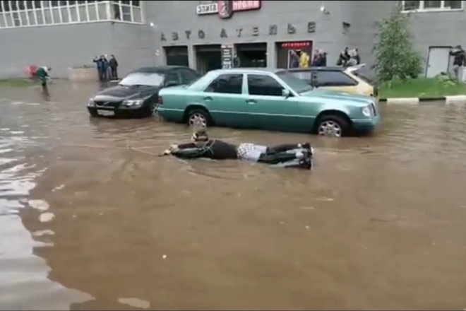 Заплыв мужчины по улице в Ивантеевке (видео) - фото 1