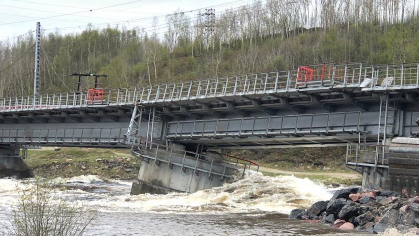 Вчера в Мурманской области рухнул железнодорожный мост - фото 1