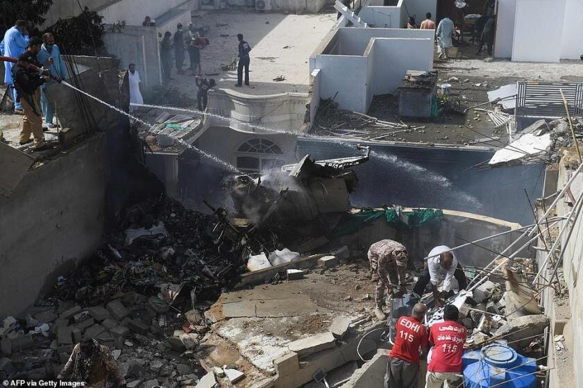 В Пакистане на жилые дома рухнул пассажирский лайнер (видео) - фото 1