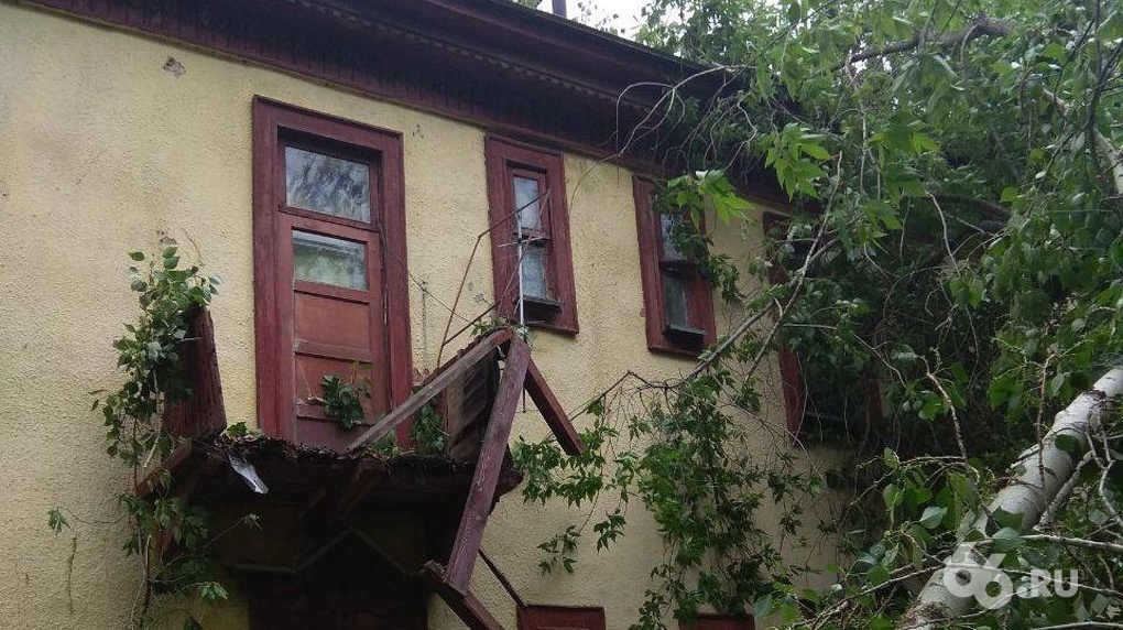 Ураган в Екатеринбурге.. Погибли люди, тысячи домов без электроснабжения, деревья вырывало с корнем…(фото, видео) - фото 7