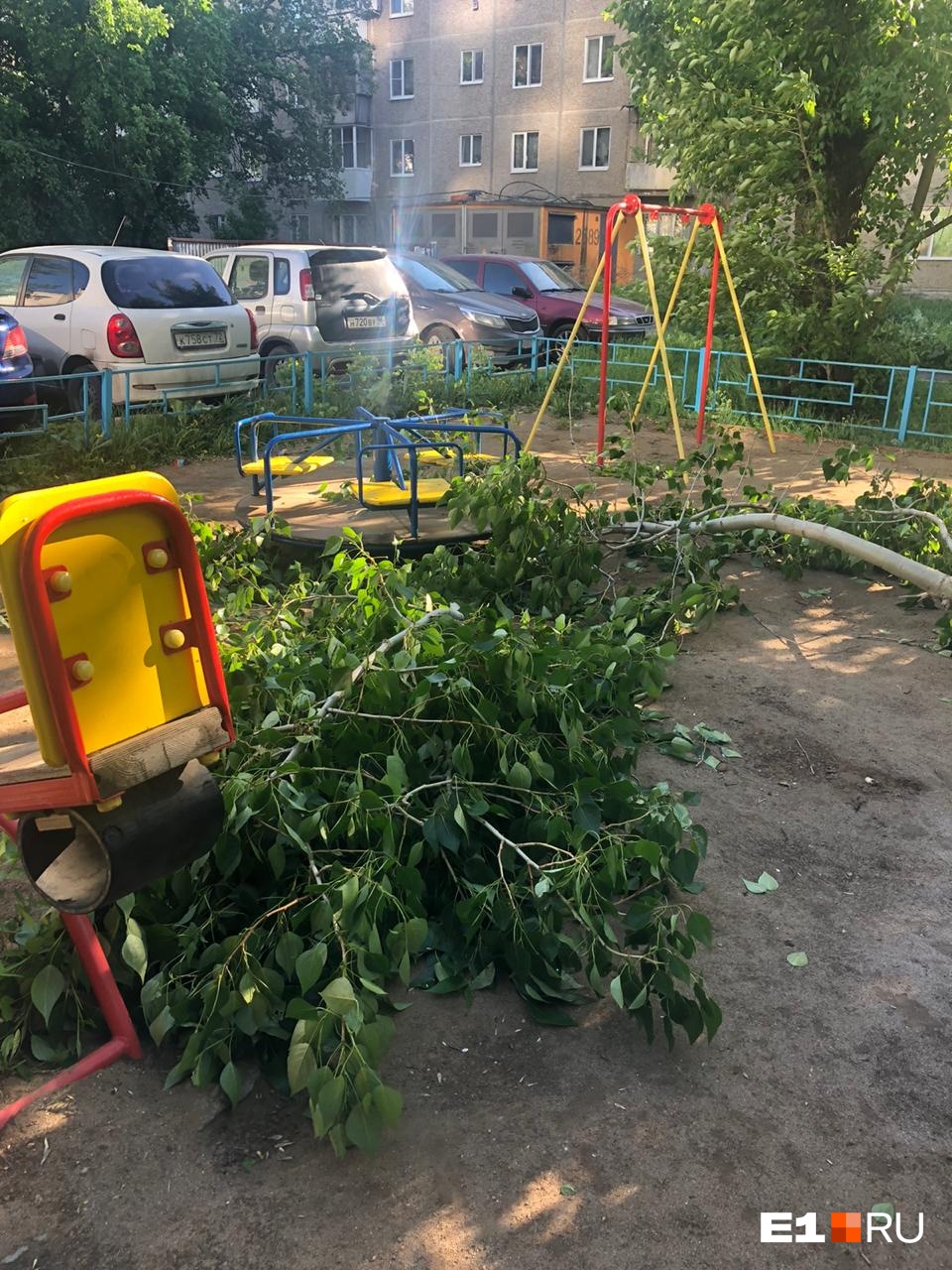 Ураган в Екатеринбурге.. Погибли люди, тысячи домов без электроснабжения, деревья вырывало с корнем…(фото, видео) - фото 15