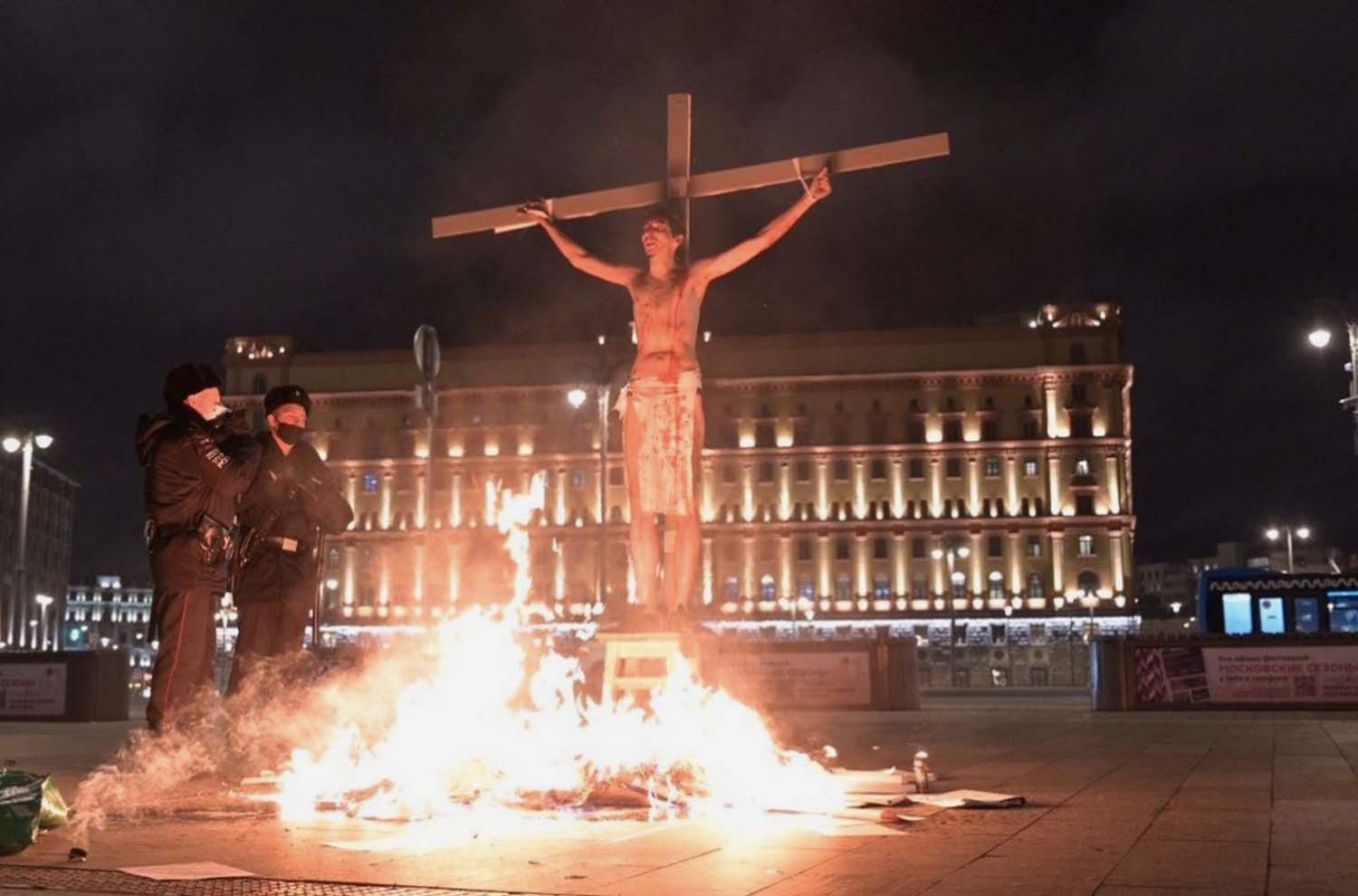 В центре Москвы известный акционист Павел Крисевич пытался поджечь себя в образе Христа - фото 1