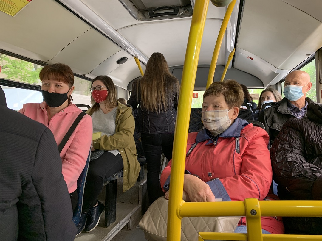 Специалисты рассказали, как ездить на общественном транспорте во время пандемии - фото 1