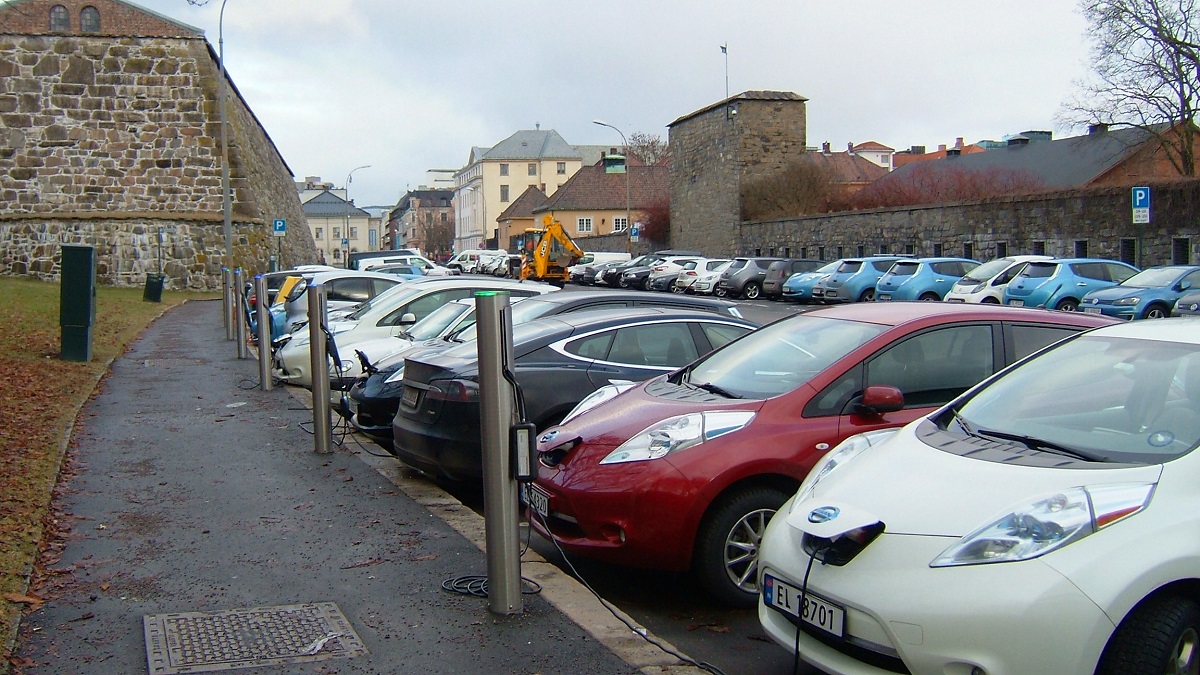  Электрокары заняли более 60 % рынка новых автомобилей в Норвегии - фото 1