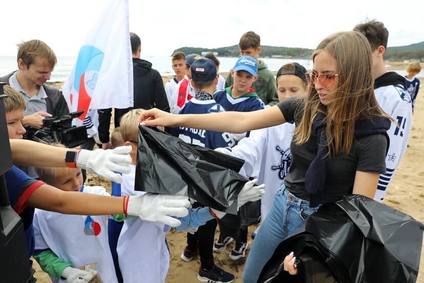 600 килограммов мусора собрали активисты РДШ в пострадавшей от тайфуна бухте - фото 4