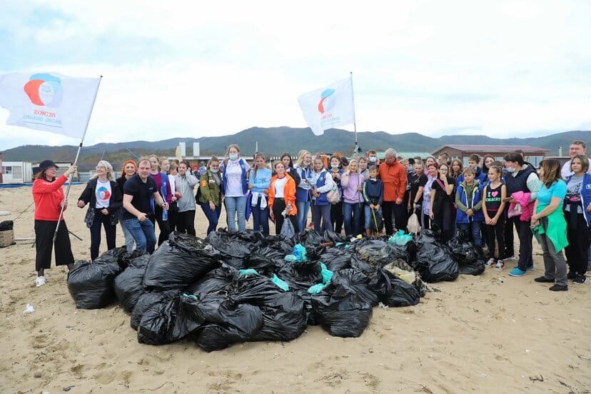 600 килограммов мусора собрали активисты РДШ в пострадавшей от тайфуна бухте - фото 2