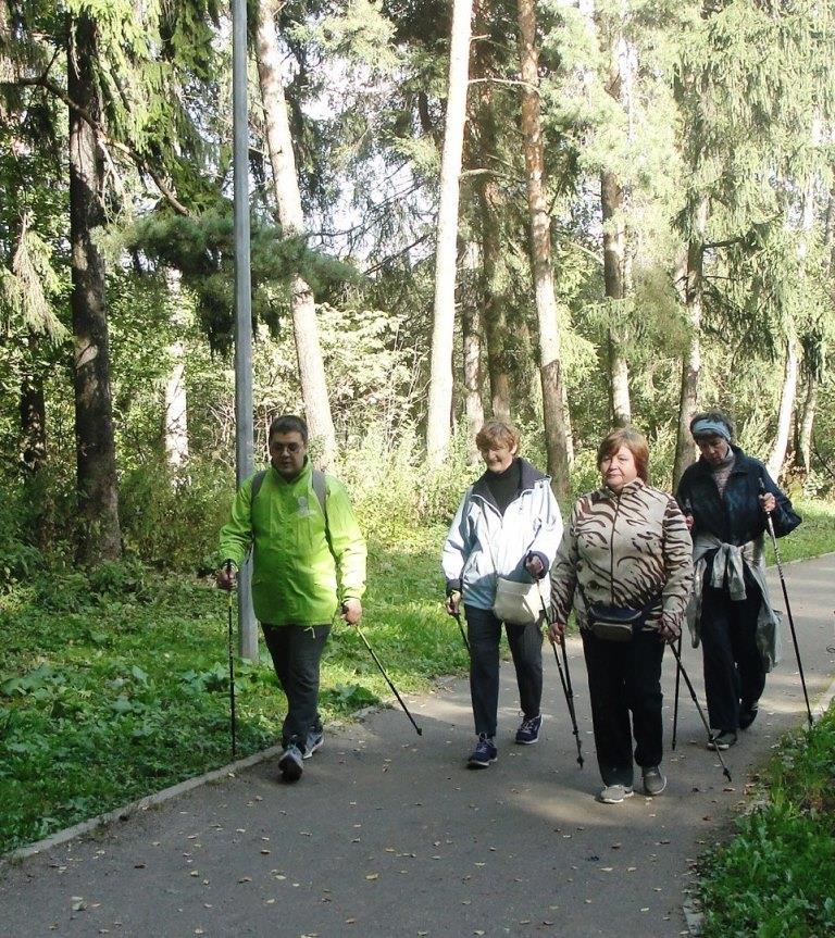 Прогулка в стиле «эко»: на природных территориях Северо-Востока Москвы стартовала скандинавская ходьба  - фото 1