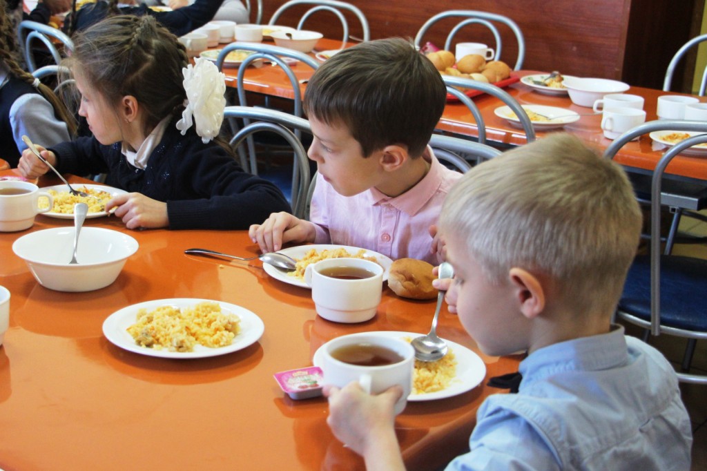 Родители и ученики массово жалуются на горячее питание в школах - фото 1