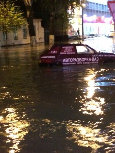 Штормом смыт в море автобус в Новороссийске (видео) - фото 6