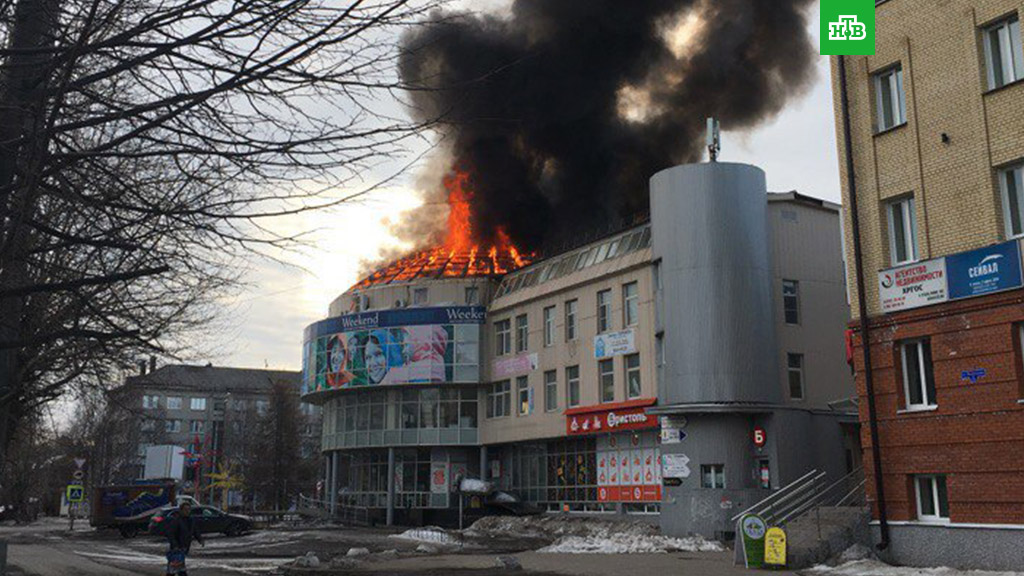 В Архангельске полыхает торговый центр (видео) - фото 1