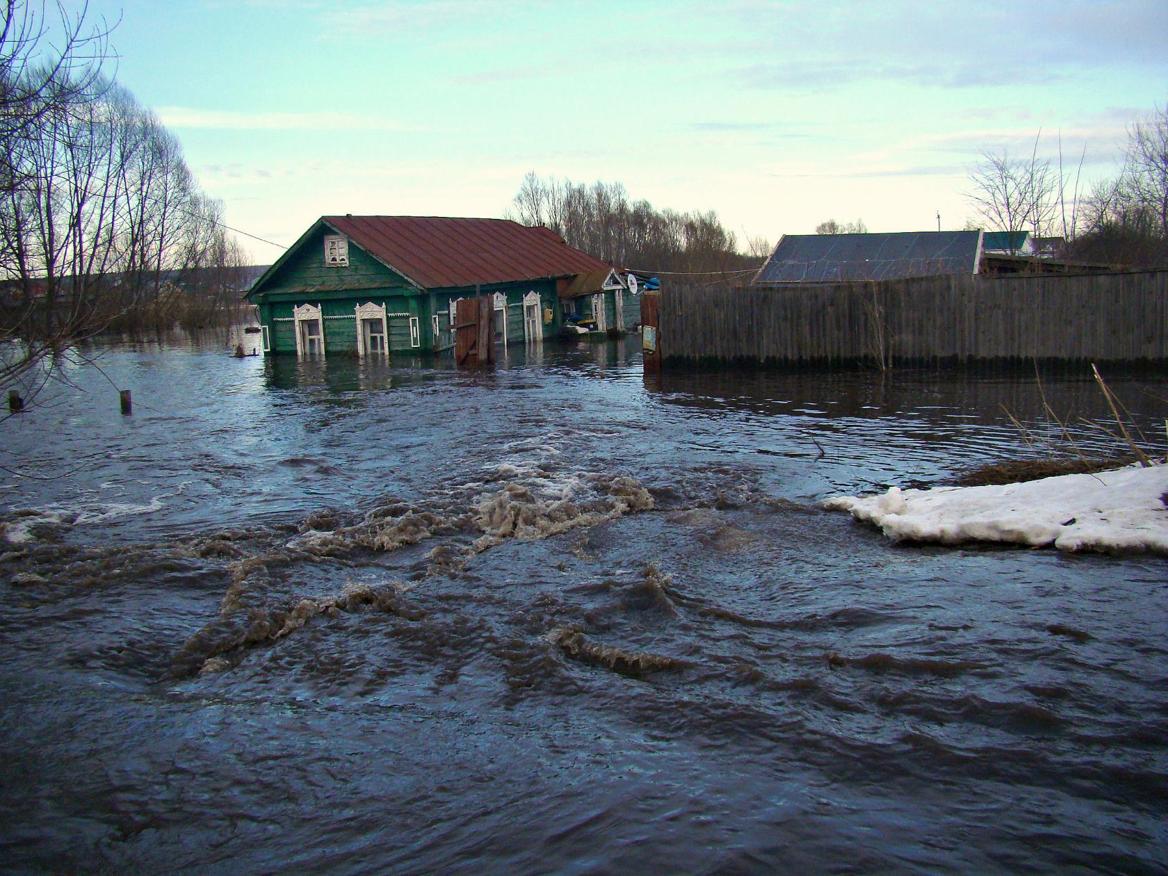 Озера выходят из берегов. Паводок поселок Желнино Нижегородской обл. Половодье. Весенний паводок. Наводнение половодье.
