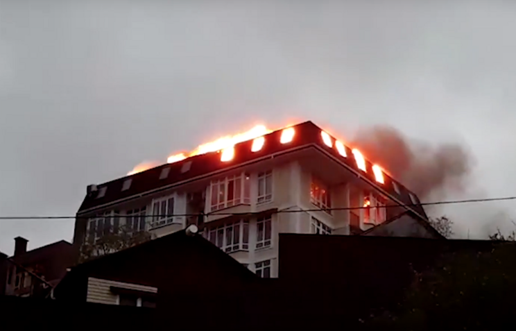 В Сочи огнем объят пятиэтажный жилой дом (фото, видео) - фото 3
