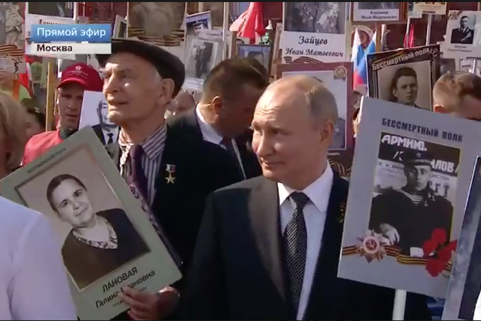 Путин принял участие в шествии «Бессмертного полка» - фото 1