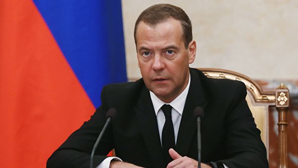 Медведев на встрече с представителями экспертного сообщества устроил разнос  чиновникам - фото 1