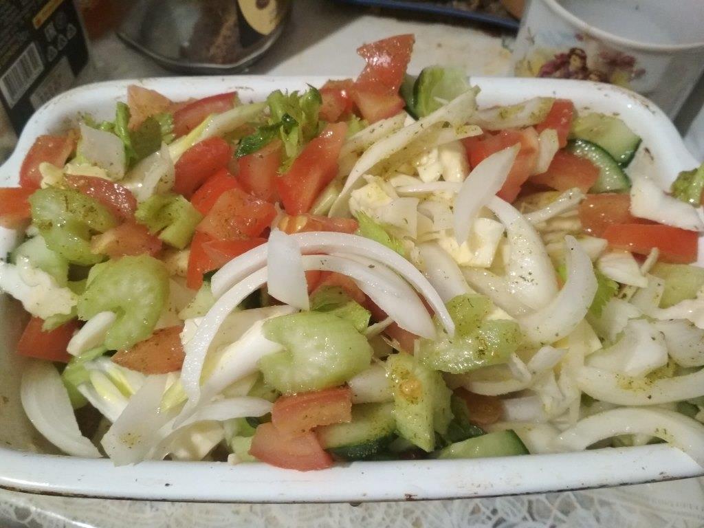 Картофельная запеканка с овощами и рукколой