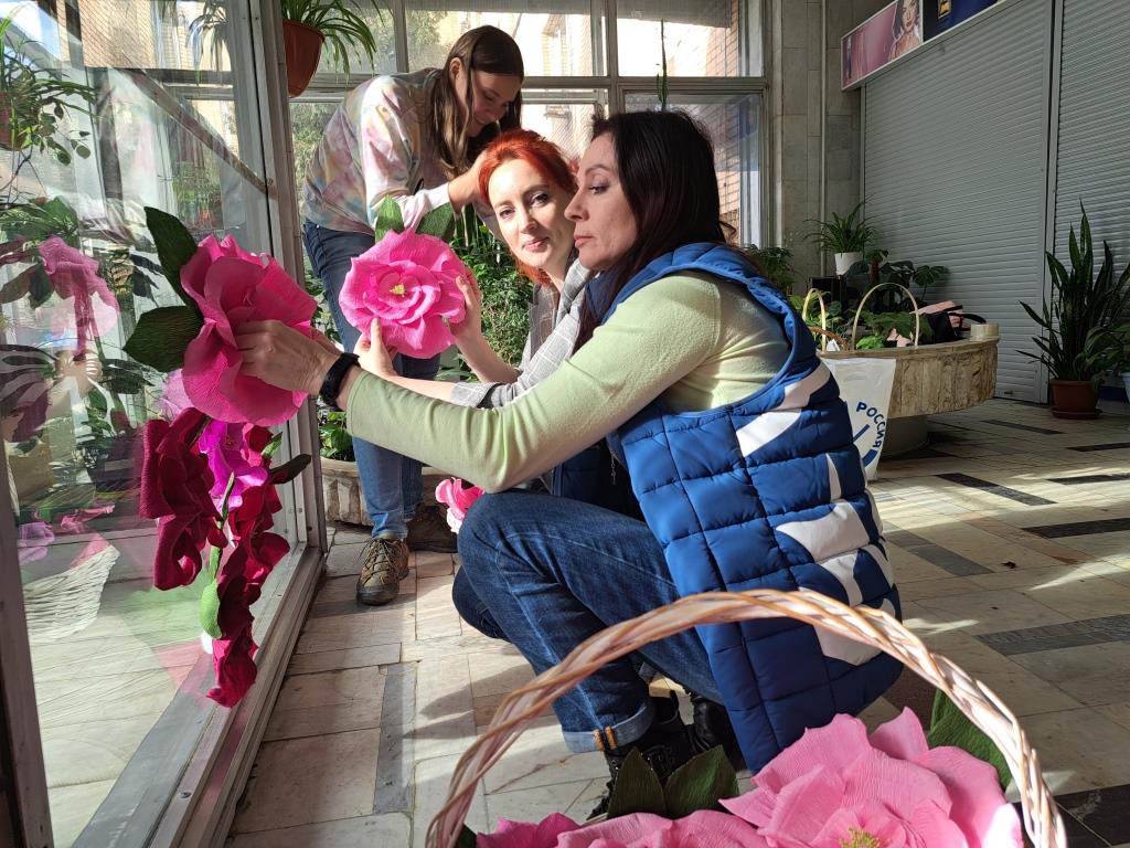 Московские единороссы поздравляют жительниц Москвы с 8 Марта - фото 2