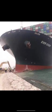 Президент Египта Абдель Фаттах ас-Сиси отдал распоряжение о начале разгрузки контейнеровоза Ever Given - фото 4