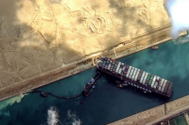 Президент Египта Абдель Фаттах ас-Сиси отдал распоряжение о начале разгрузки контейнеровоза Ever Given - фото 3