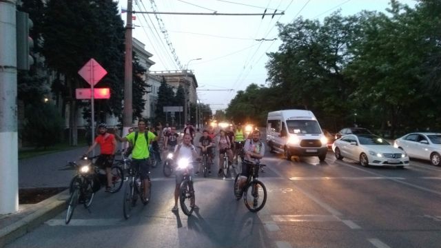 В Волгограде состоялся велопарад в защиту Волго-Ахтубинской поймы - фото 1