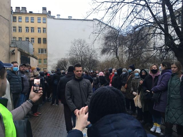 В Санкт-Петербурге люди встали живым щитом в защиту Кузнечного сквера - фото 1