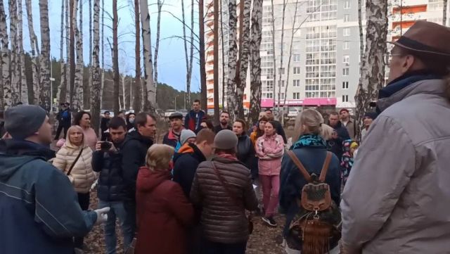 Жители Екатеринбурга снесли ограждение застройщика в Березовой роще - фото 3