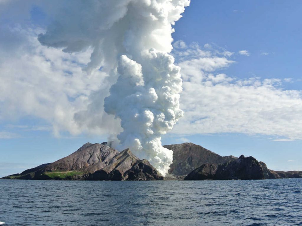 В Новой Зеландии произошло извержение вулкана - фото 1